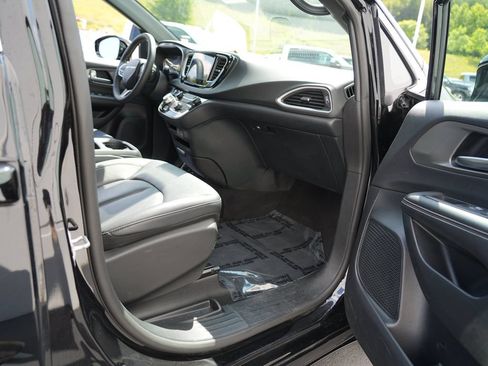 Used 2025 Chrysler Pacifica Select FWD image 27