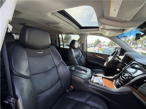 Used 2018 Cadillac Escalade ESV Luxury RWD image 39