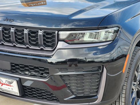 New 2026 Jeep Grand Cherokee Altitude RWD image 9