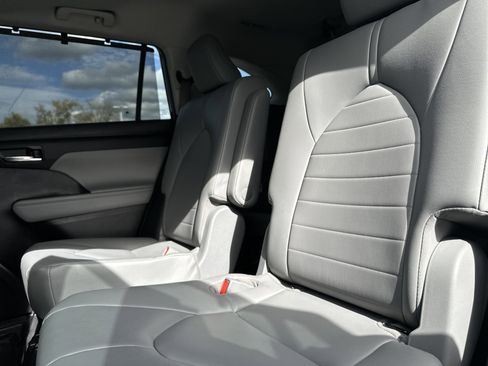 Used 2022 Toyota Highlander XLE image 30