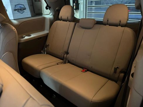 Used 2020 Toyota Sienna XLE Premium w/ Carpet Mat Package image 19