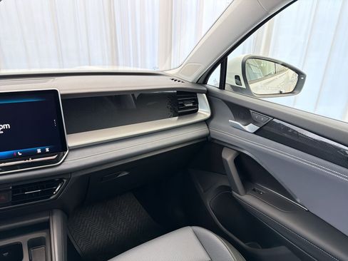 New 2026 Volkswagen Tiguan SE image 28