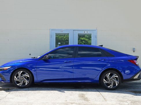 Used 2025 Hyundai Elantra SEL FWD image 8