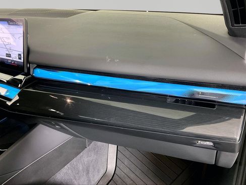 Certified 2025 BMW 550e xDrive w/ Premium Package image 17