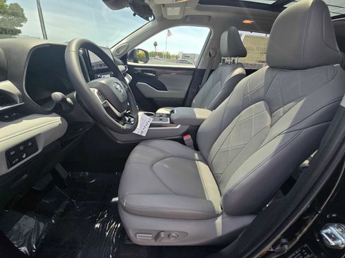 New 2026 Toyota Highlander Platinum AWD/4WD image 24