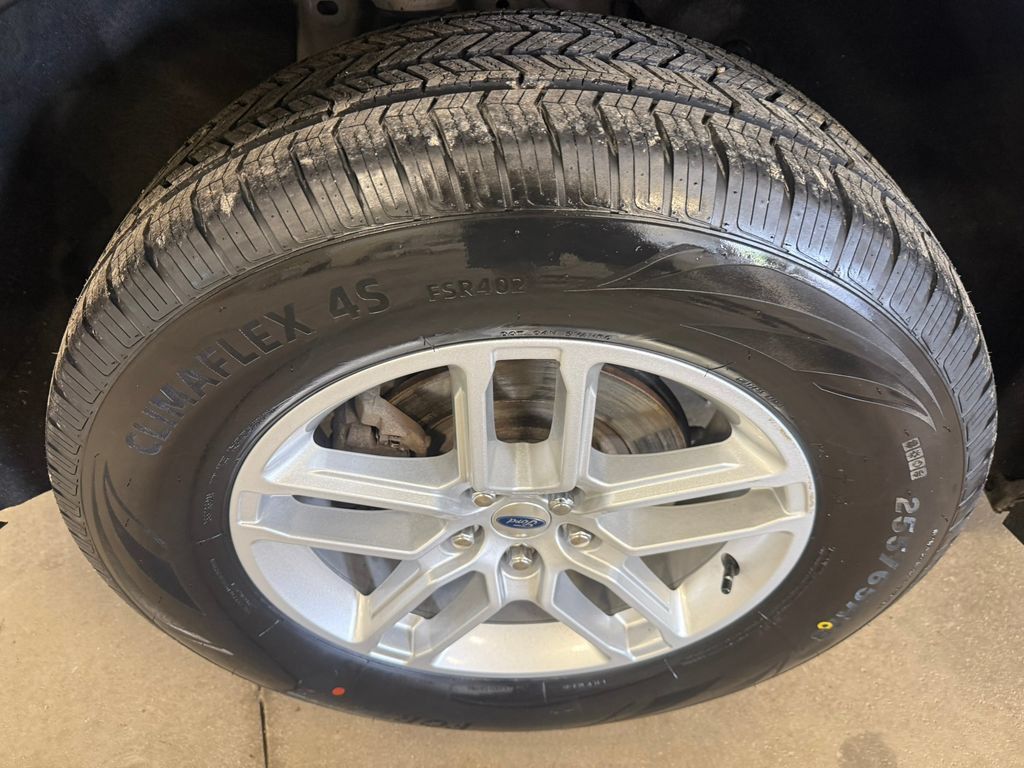 Used 2025 Ford Explorer Active AWD/4WD image 13