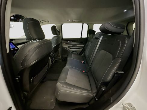 Used 2023 Jeep Grand Cherokee Laredo image 28