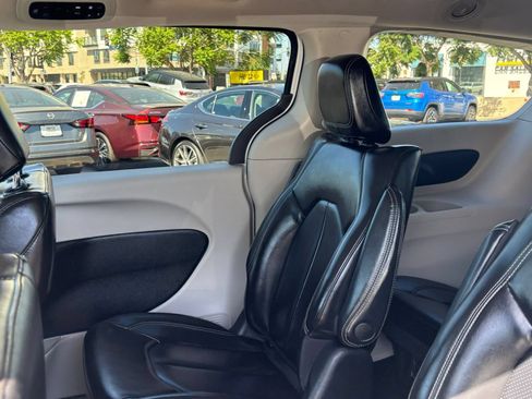 Used 2023 Chrysler Pacifica Touring-L FWD image 37