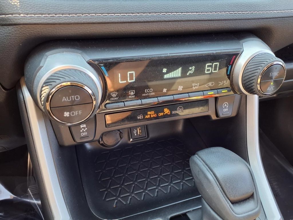 Used 2025 Toyota RAV4 XLE FWD image 9