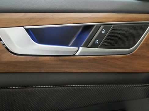 Used 2025 Volkswagen Atlas SE image 22