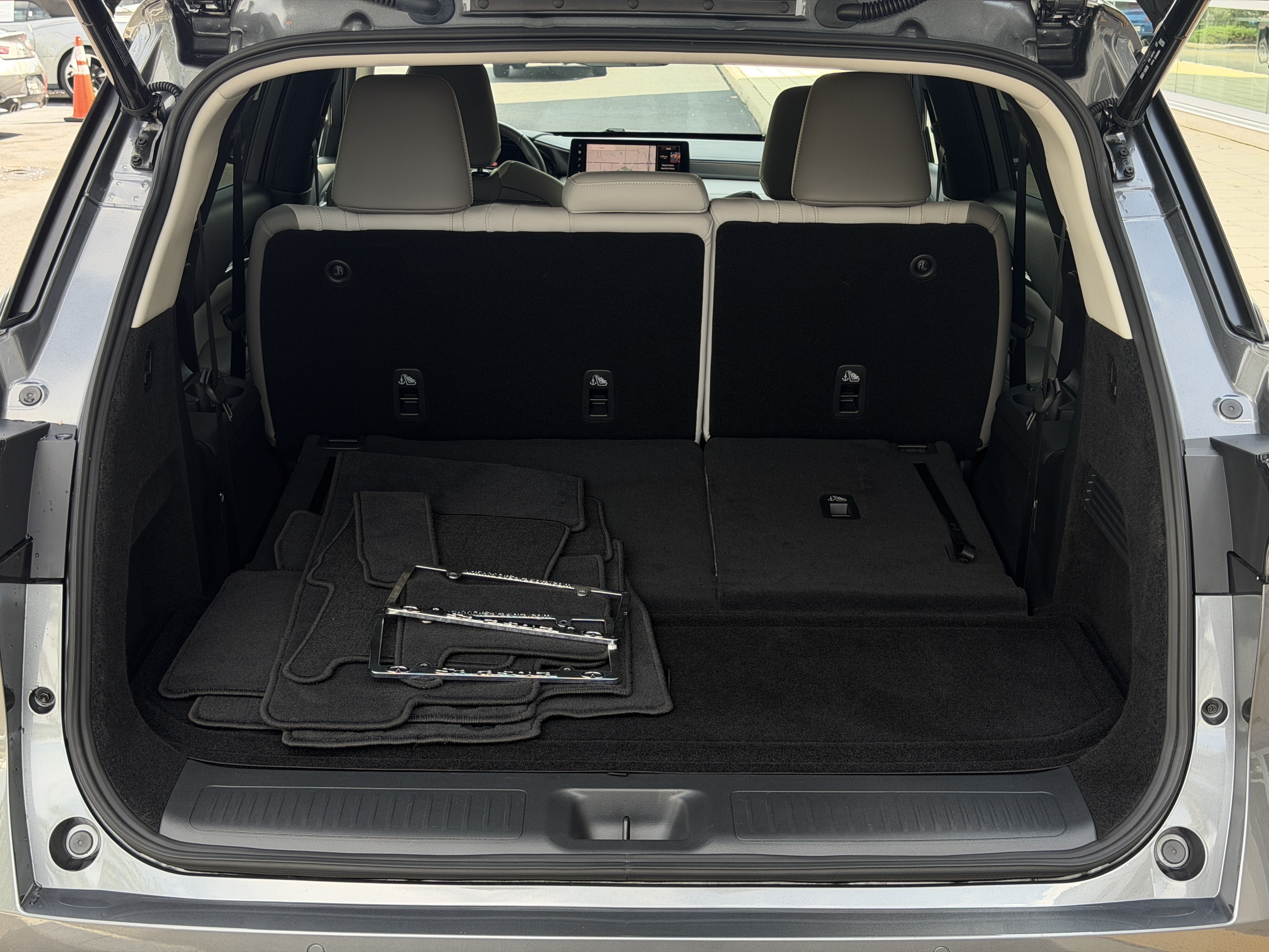 Certified 2027 INFINITI QX60 Luxe w/ Cargo Package FWD image 11