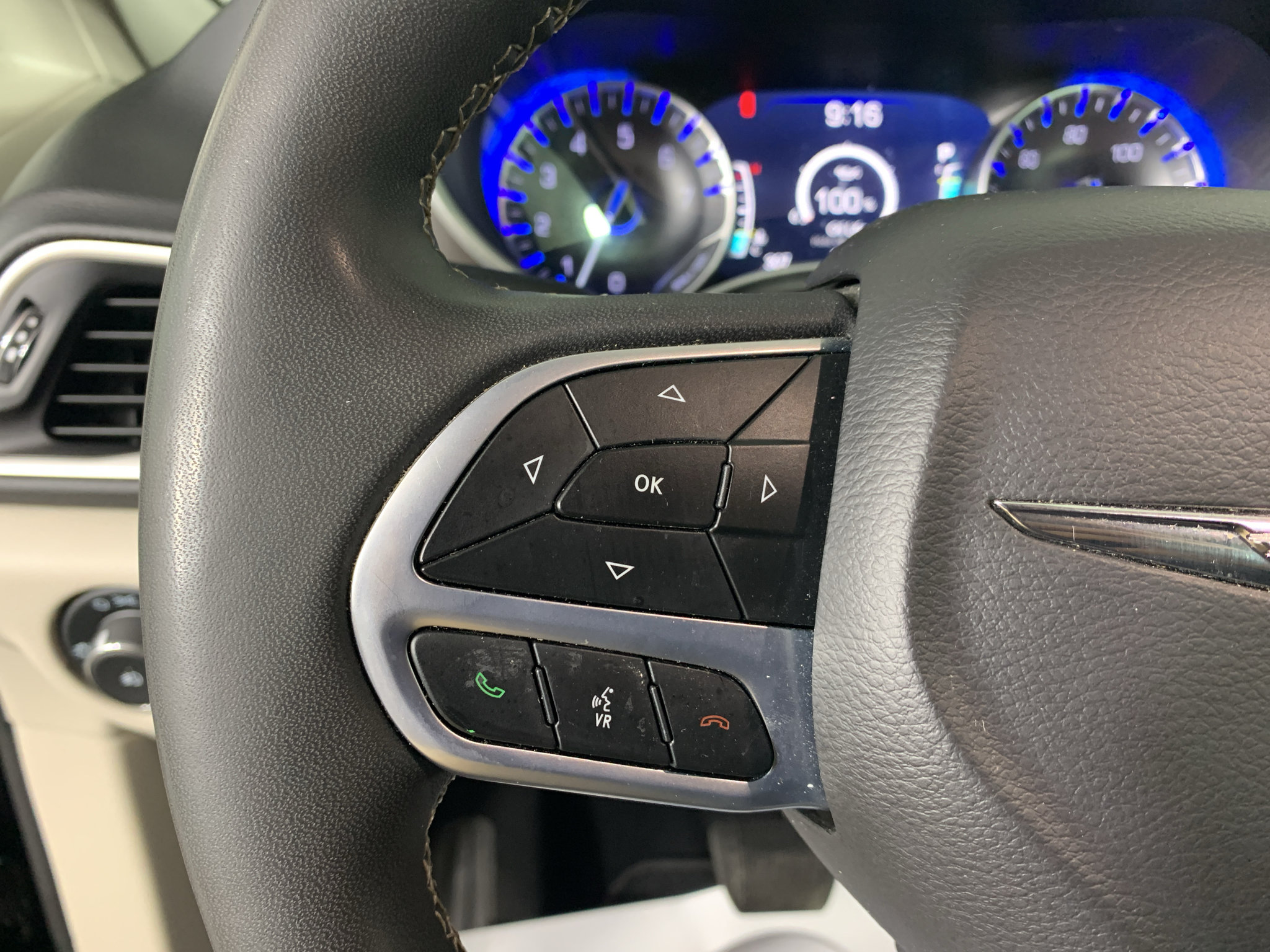 Used 2024 Chrysler Pacifica Touring-L FWD image 17