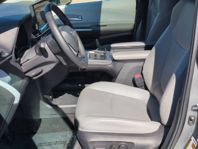 Used 2026 Toyota Sienna XLE FWD image 12