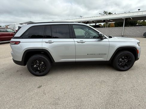 New 2025 Jeep Grand Cherokee Altitude image 4
