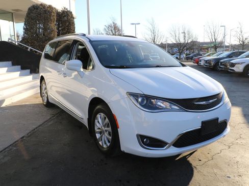 Used 2018 Chrysler Pacifica Touring-L image 6