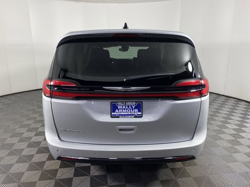 Used 2024 Chrysler Pacifica Touring-L image 8