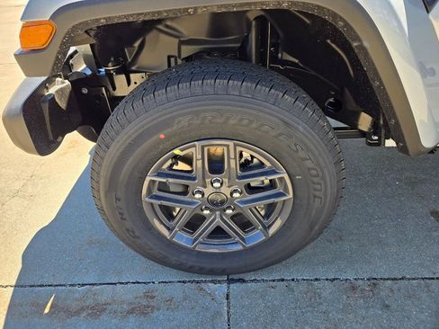 Used 2024 Jeep Gladiator Sport image 31