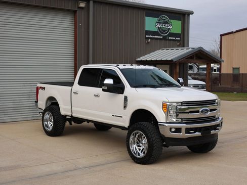 Used 2017 Ford F250 Lariat w/ Chrome Package image 16