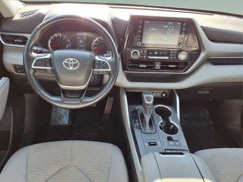 Used 2022 Toyota Highlander LE image 9