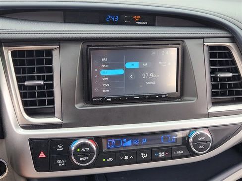 Used 2018 Toyota Highlander Limited image 17