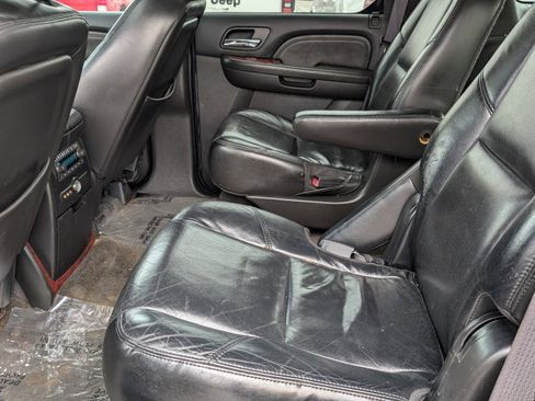 Used 2009 Cadillac Escalade AWD image 7