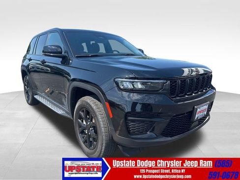 Used 2025 Jeep Grand Cherokee Altitude AWD/4WD image 1