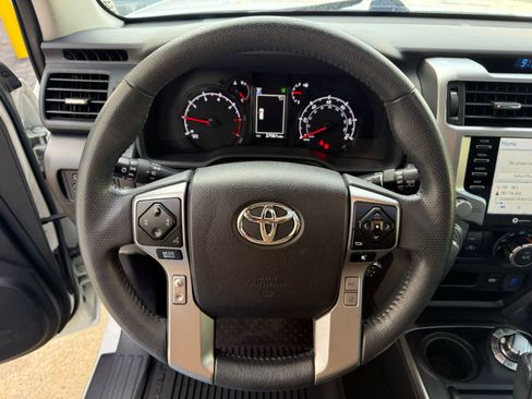 Used 2022 Toyota 4Runner SR5 Premium image 2