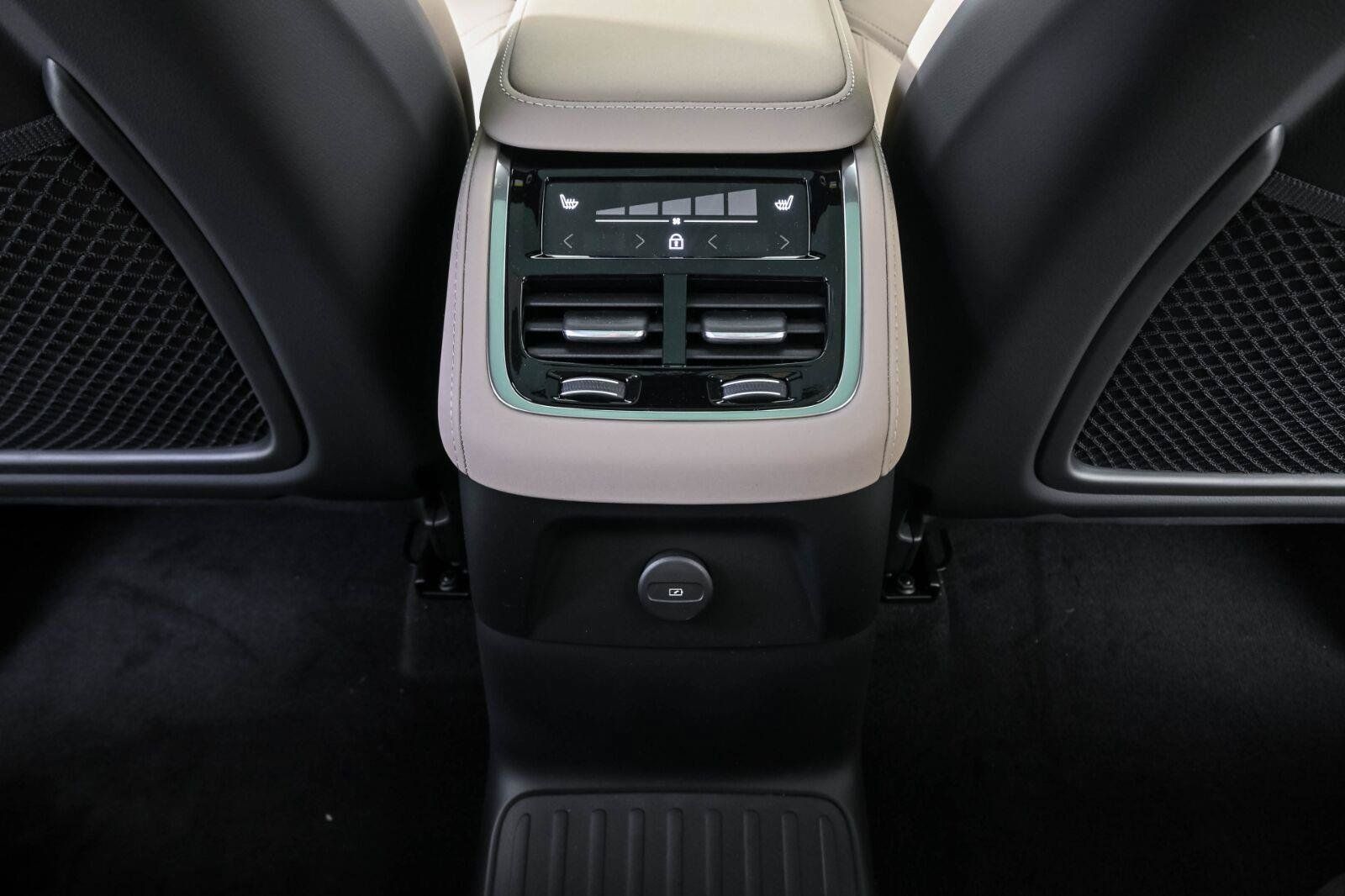 New 2026 Volvo XC90 T8 Plus w/ Protection Package Premier AWD/4WD image 19