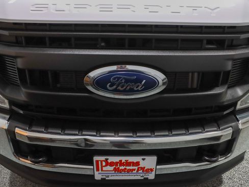 Used 2022 Ford F250 XL w/ Power Equipment Group image 4