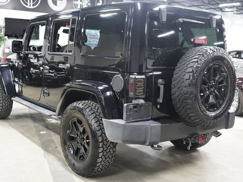 Used 2015 Jeep Wrangler Unlimited Sahara w/ Dual Top Group AWD/4WD image 3