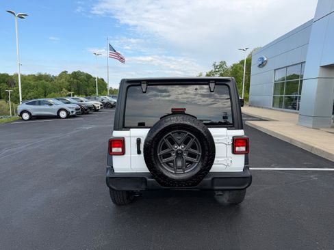 Used 2024 Jeep Wrangler Unlimited Sport AWD/4WD image 7