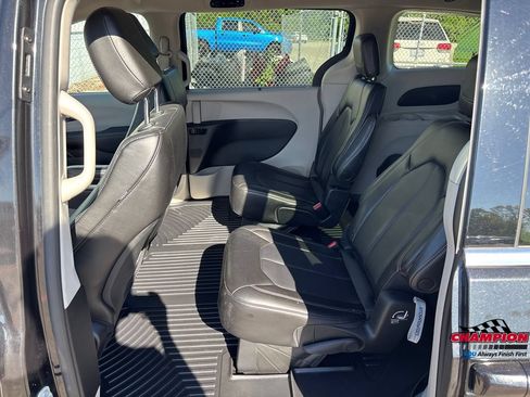 Used 2023 Chrysler Pacifica Touring-L FWD image 21