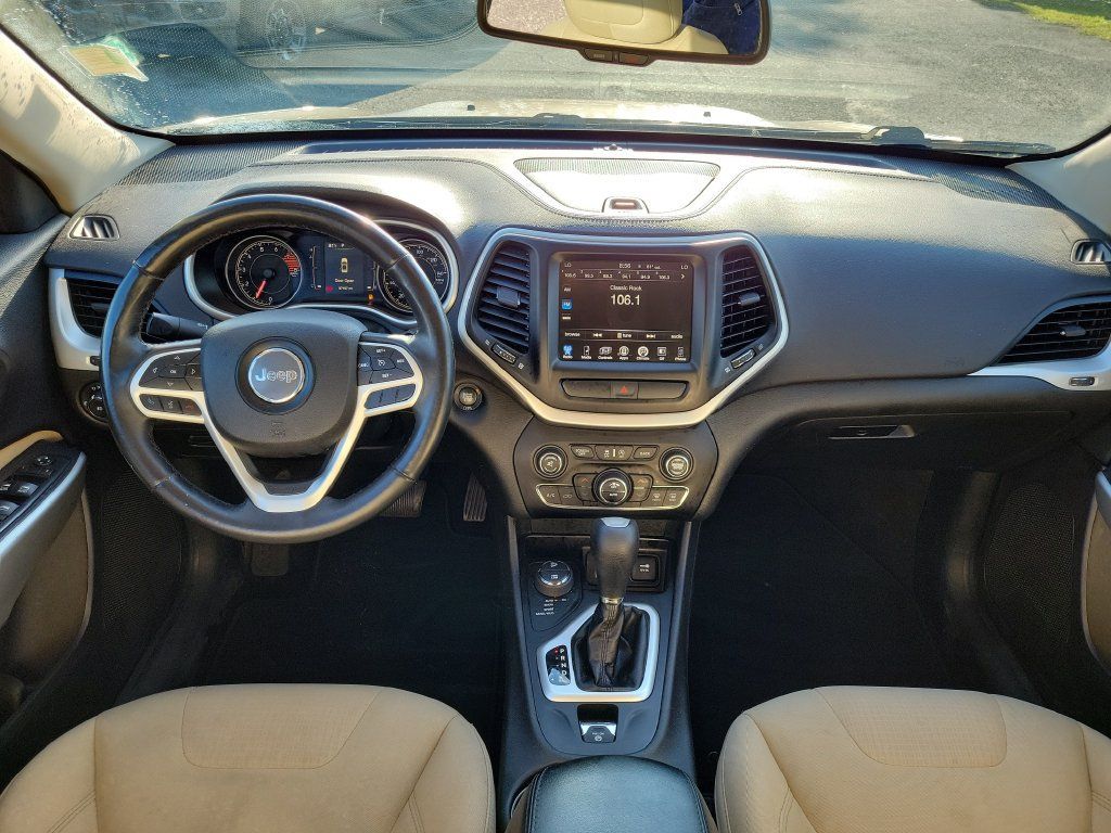 Used 2017 Jeep Cherokee Latitude w/ Comfort/Convenience Group AWD/4WD image 13