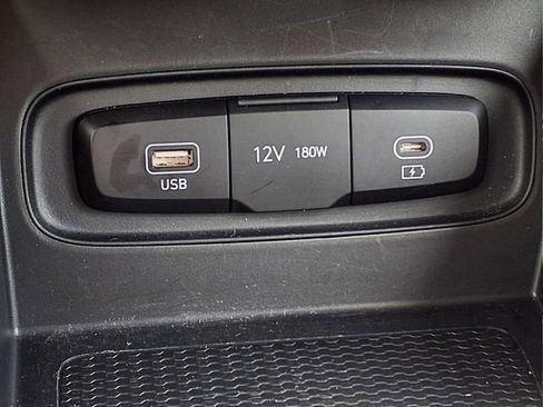 Used 2025 Hyundai Venue SEL image 19