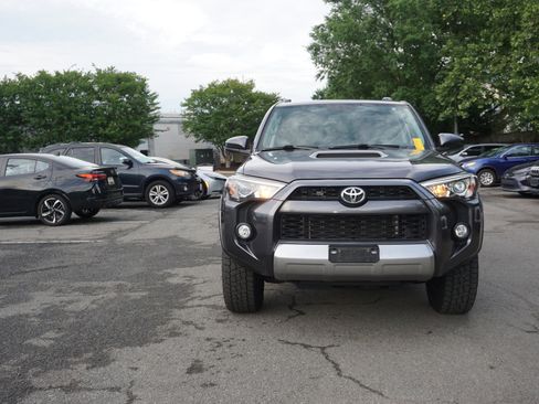 Used 2018 Toyota 4Runner TRD Off-Road AWD/4WD image 2
