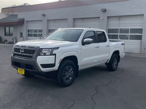 Used 2025 Nissan Frontier SV image 5