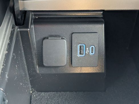 Used 2022 Ford Explorer Limited w/ Equipment Group 301A RWD image 22