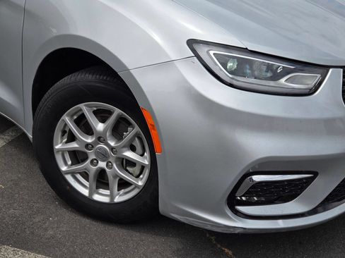 Used 2024 Chrysler Pacifica Touring-L FWD image 9