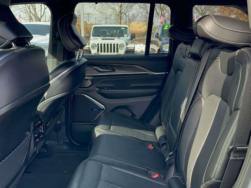 Used 2022 Jeep Grand Cherokee Overland w/ Luxury Tech Group IV image 10