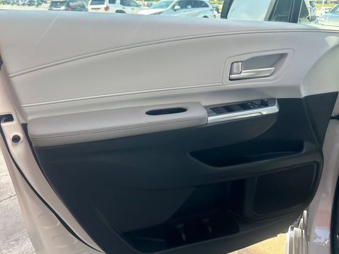 New 2026 Toyota Sienna XLE FWD image 7