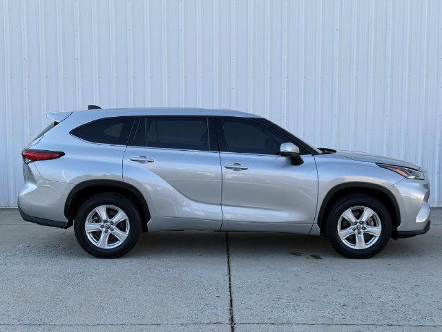 Used 2022 Toyota Highlander LE FWD image 3