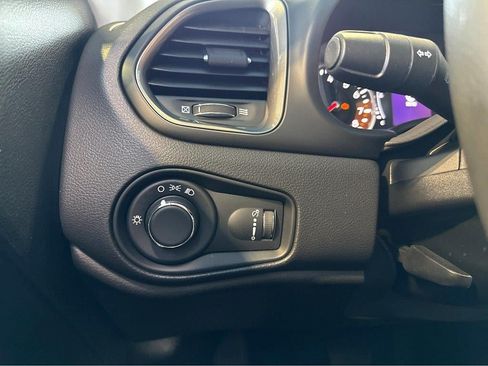 Used 2023 Jeep Renegade Latitude AWD/4WD image 44