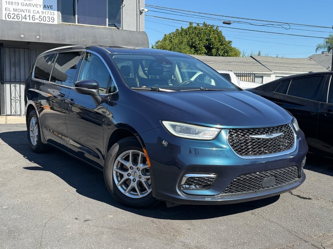 Used 2023 Chrysler Pacifica Touring-L FWD image 3