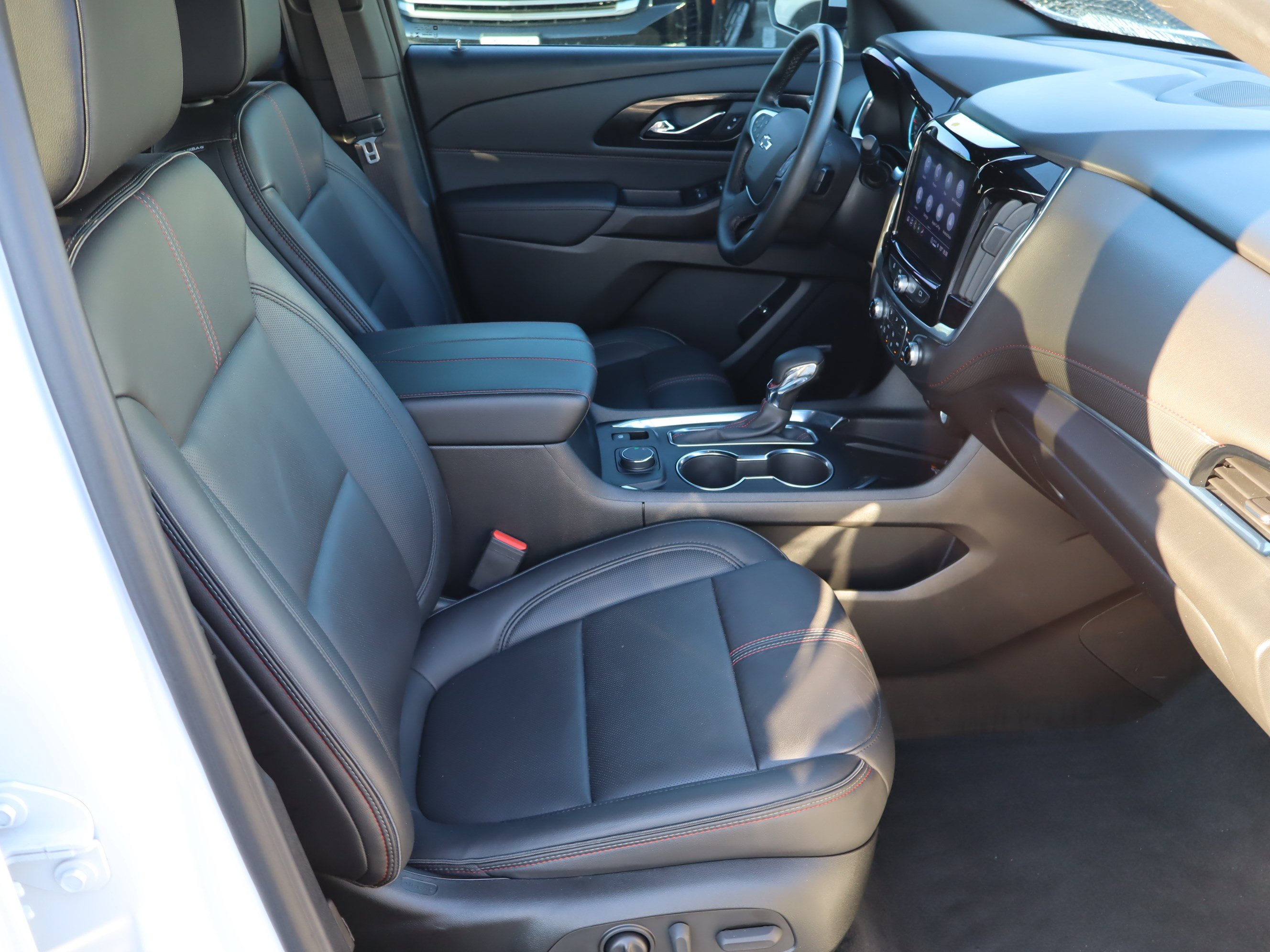 Used 2023 Chevrolet Traverse RS FWD image 39