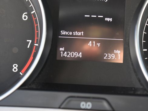 Used 2017 Volkswagen Golf SE image 36