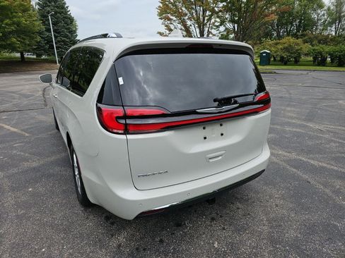 Used 2021 Chrysler Pacifica Touring-L w/ Uconnect Theater Family Group FWD image 3