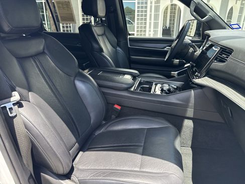 Used 2024 Jeep Wagoneer Series II w/ Flexible Seating Group RWD image 32