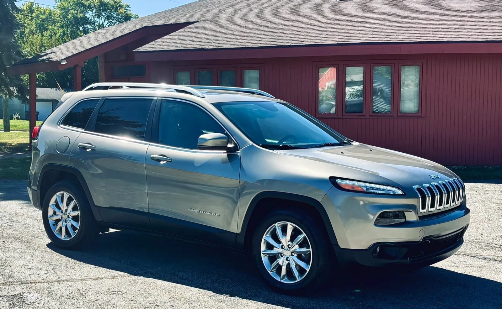Used 2017 Jeep Cherokee Limited w/ Trailer Tow Group AWD/4WD image 12
