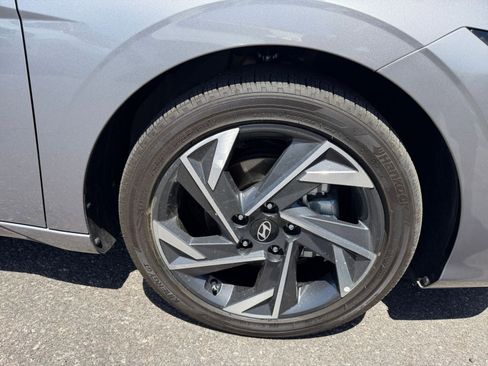 Used 2025 Hyundai Elantra Limited FWD image 32