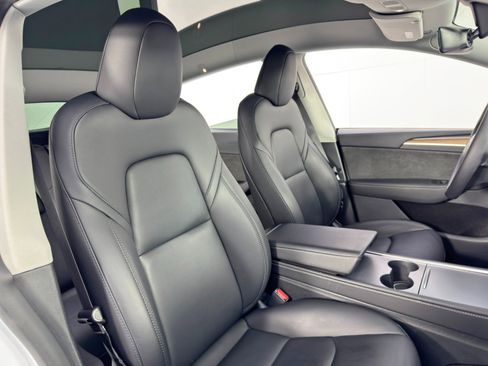 Used 2024 Tesla Model Y Long Range image 38